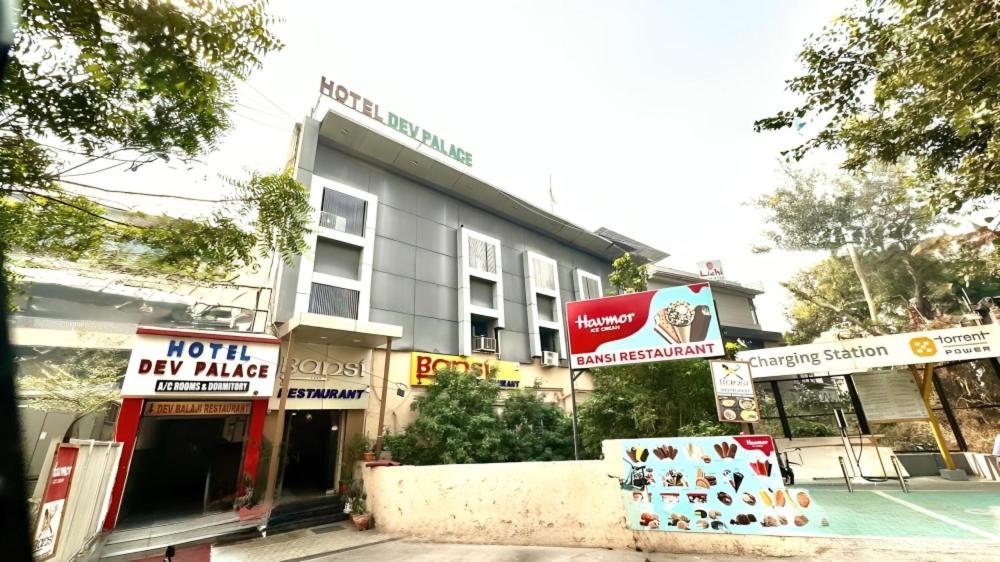 Hotel Dev Palace Ahmedabad Exteriör bild