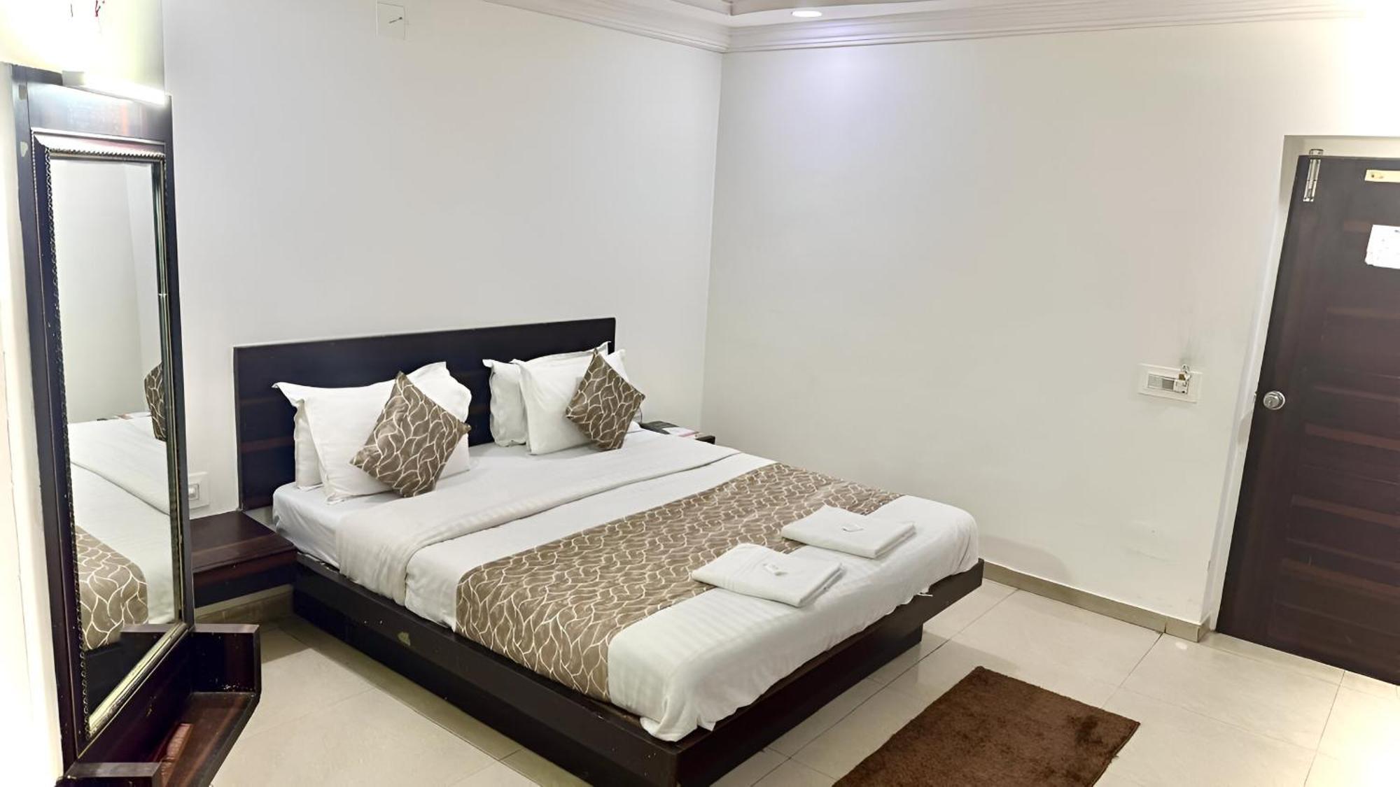 Hotel Dev Palace Ahmedabad Exteriör bild