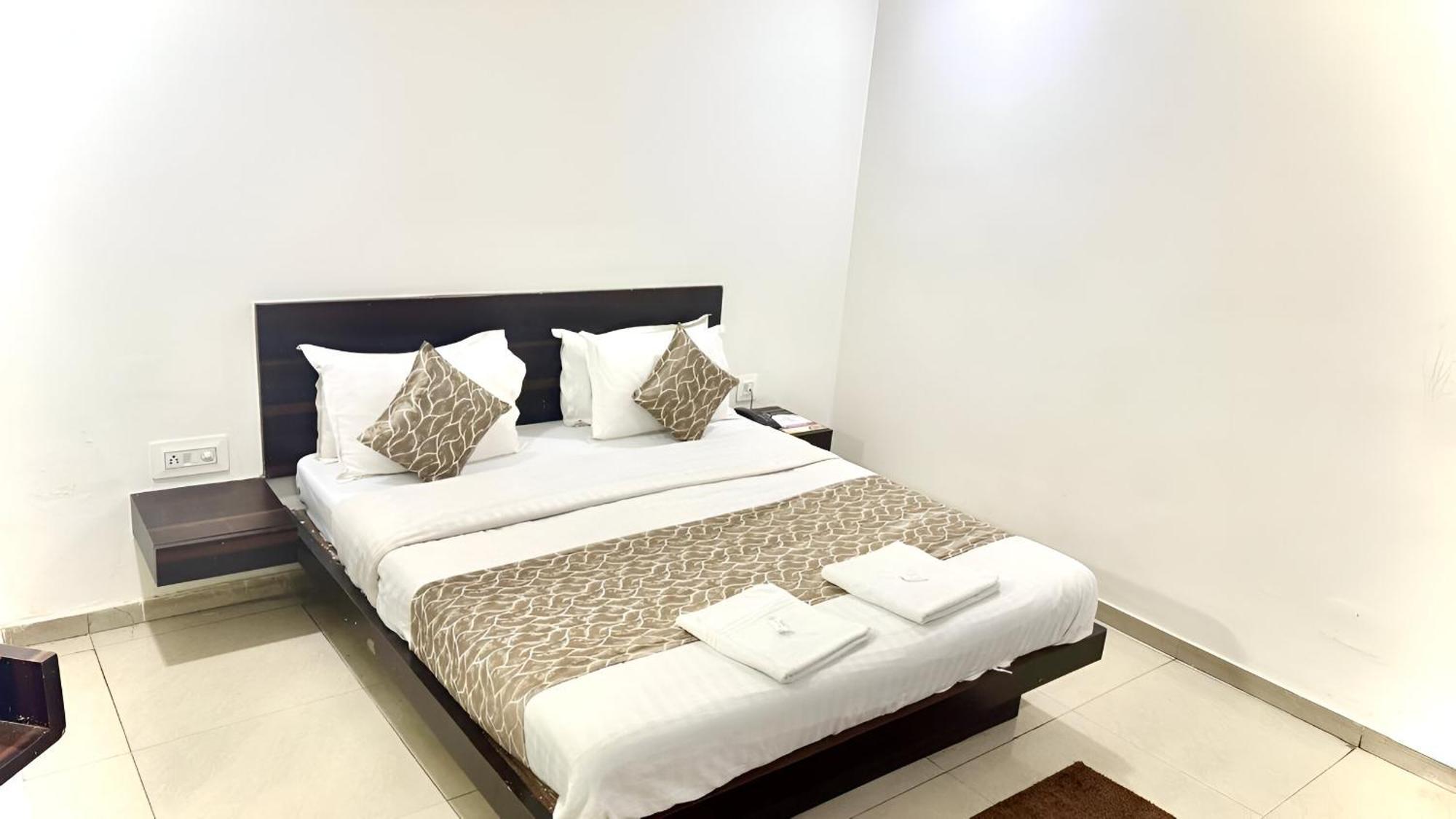 Hotel Dev Palace Ahmedabad Exteriör bild