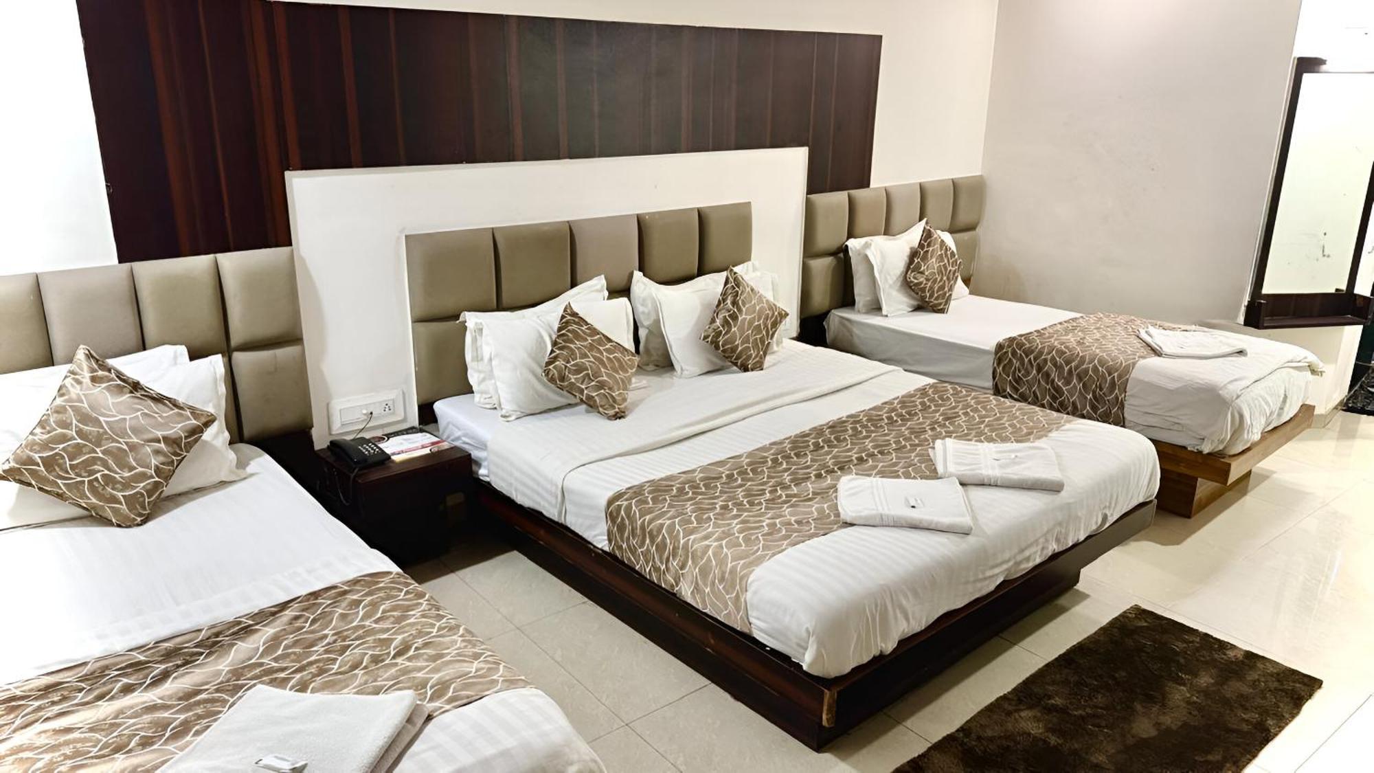 Hotel Dev Palace Ahmedabad Exteriör bild